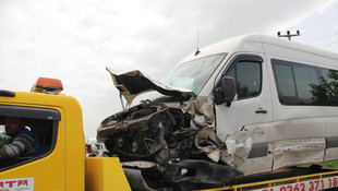 Kocaeli'de servis minibüsüyle otomobil çarpıştı: 1 ölü, 7 yaralı