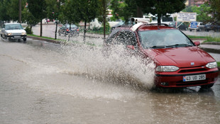 Kütahya'da dolu ve sağanak etkili oldu