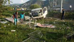 Kütahya'da yük treninin çarptığı kamyonetin sürücüsü ağır yaralandı