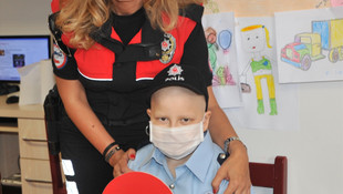 Lösemili çocuğa yılın polisi sürprizi