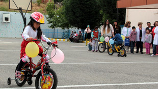 Manisa'daki özel öğrencilere askerlerden bisiklet
