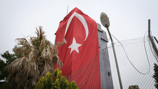 Mardinde bombalı saldırı düzenlenen karakola Türk bayrağı asıldı