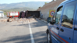 Mersinde çömlek yüklü kamyon devrildi: 2 ölü 1 yaralı