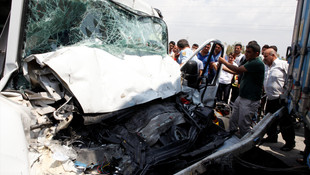 Mersinde kamyonette sıkışan sürücü kurtarıldı