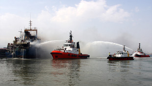 Mersin'de kuru yük gemisi yandı