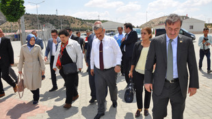 Milletvekilleri sığınmacıların konakladığı kampları inceledi