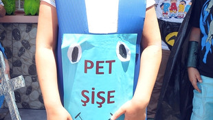 Miniklerden plastik bardaktan gelinlik, gazoz kapağından giysi