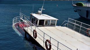 Muğla'da demirli haldeki tur teknesi battı