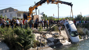 Muğlada otomobil su kanalına düştü: 2 yaralı