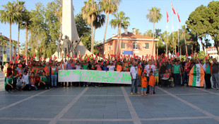 Multigruop Alanyaspor'lu taraftarlardan kartlı  protesto