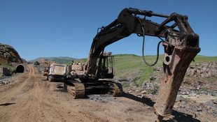 Muş'ta şantiye basan PKK'lılar iş makinelerini yaktı