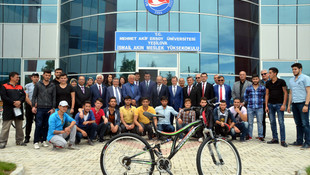 Öğrenci sayısı artsın diye bisiklet dağıttılar