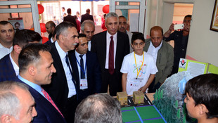 Öğrencilerden serinleten şapka