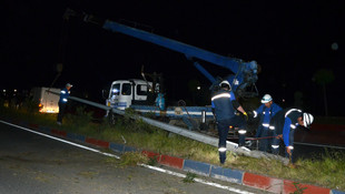 Otomobil aydınlatma direğine çarptı: 2 yaralı