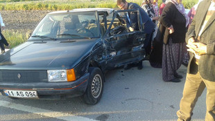 Otomobil ile kamyonet çarpıştı: 5 yaralı