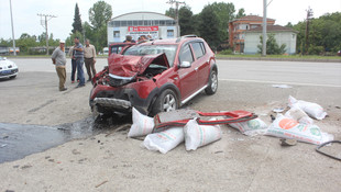 Otomobil park halindeki minibüse çarptı: 3 yaralı