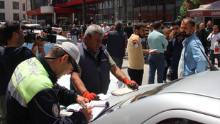 Otomobildeki bomba şüphesi yol kapattırdı