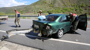Otomobili bariyerlere çarpan emekli polis hayatını kaybetti
