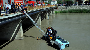 Otomobille çarpışan midibüs ırmağa devrildi: 14 yaralı