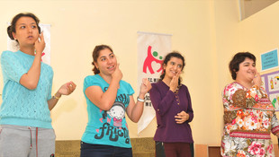 Kendi engellerini unutup işitme engellilere dikkat çektiler