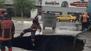 Ankarada park halindeki otomobil çukura düştü