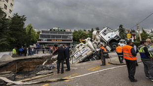 Ankarada otomobilin düştüğü çukura şimdi de kamyon düştü!