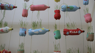 Plastik şişelerle bahçe kurdu