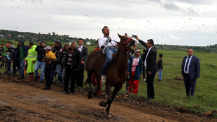 Roman gençler, at binme hünerlerini sergiledi