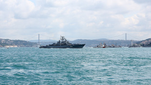 Rus savaş gemisi İstanbul Boğazı'ndan geçti