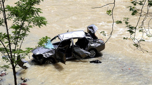 Samsun'da otomobil ırmağa yuvarlandı: 2 yaralı