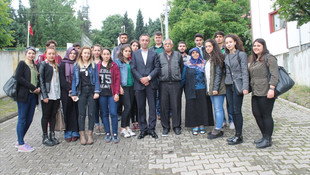 SAÜ öğrencilerinden şehit ailesine Anneler Günü ziyareti