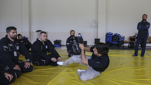 Savaş muhabiri adayları zorlu eğitimden geçiyor