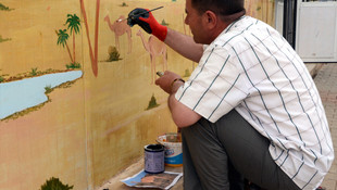 Savaşın acılarını tuvale yansıtıyor