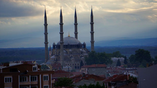 Selimiye'nin silüetini bozan yapıya izin verilmeyecek