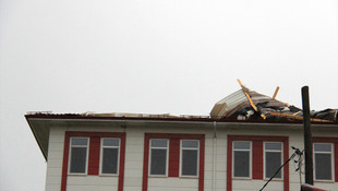 Şiddetli rüzgar yurdun çatısını söktü