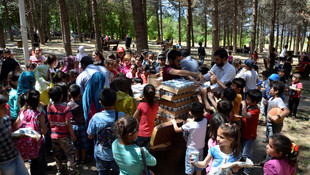 Suriyeli çocuklar piknikte gönüllerince eğlendi