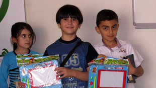 Suriyeli yetim çocuklara oyuncak hediyesi