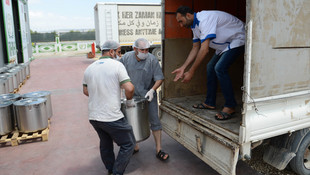 Suriye'ye günlük 25 bin kişilik sıcak yemek gönderiliyor
