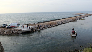 Surlara tırmanırken denize düştü