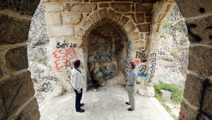 Tarihi Zengibar Kalesi sprey boyayla tahrip edildi