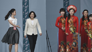 Tayvan'ın ilk kadın lideri göreve başladı