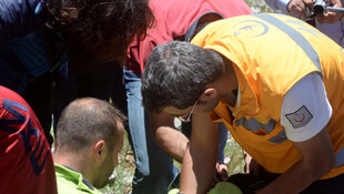 Tokat'ta kayalıklara düşen yamaç paraşütçüsü yaralandı