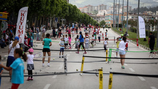 Trafiğe kapatılan bulvarda tenis keyfi