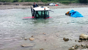 Traktörüyle ırmağın ortasında mahsur kalan kişi kurtarıldı