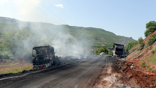 Tunceli'de teröristler yol kesip 2 tırı yaktı