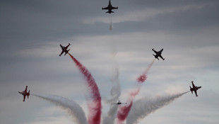 Türk Yıldızları ve SoloTürk şehitler için havalandı