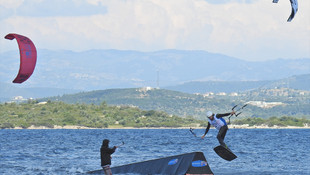 Ünlü kiteboard sporcuları Urla'da