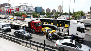 Yenibosnada zincirleme trafik kazası: 4 kişi yaralandı
