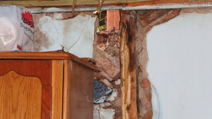 Yıldırım düşen evdeki anne ile kızı yaralandı