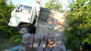 Yokuşu çıkamayan kamyonet adliyenin bahçesine girdi